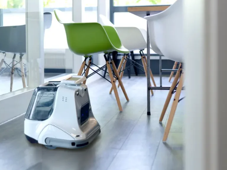 09_X1000_Office-Meeting-Close-Up